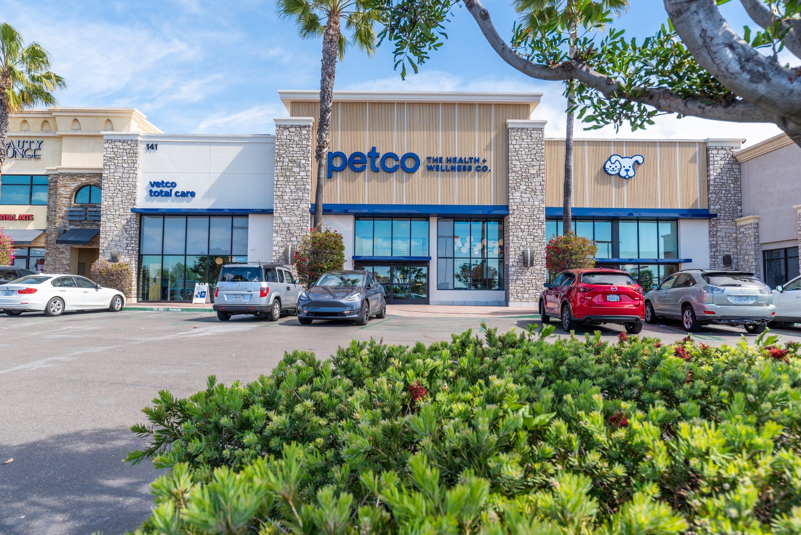 Samsung Displays power Petco’s latest immersive pet care center concept honing omnichannel pet health and wellness ecosystem